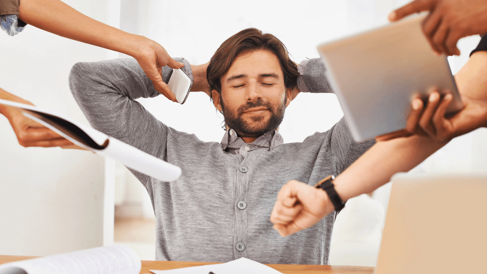 homem-em-paz-sob-pressao-equilibrio-emocional.jpg Homem calmo enquanto recebe cobranças, representando equilíbrio emocional e controle sob pressão.