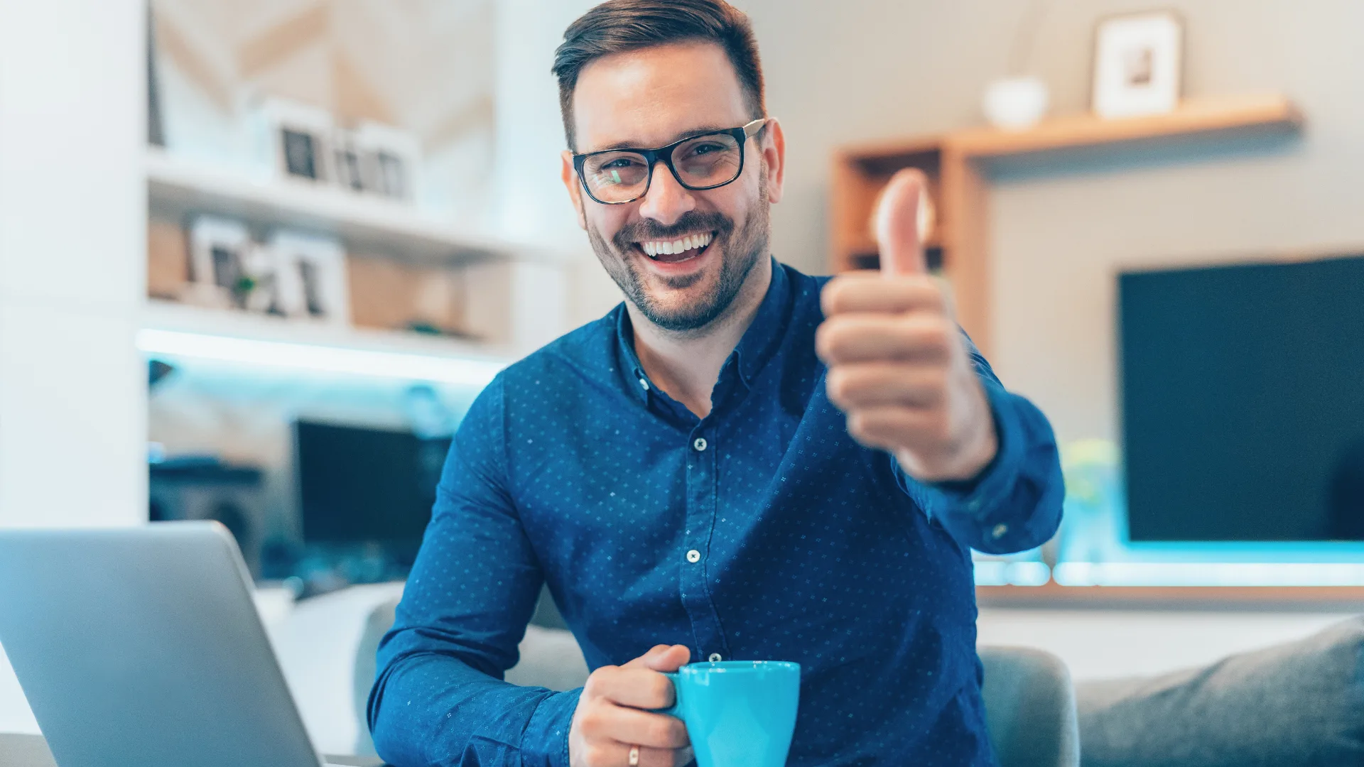 homem-produtivo-trabalho-home-office.jpg Homem bem vestido e focado, trabalhando com produtividade no home office.