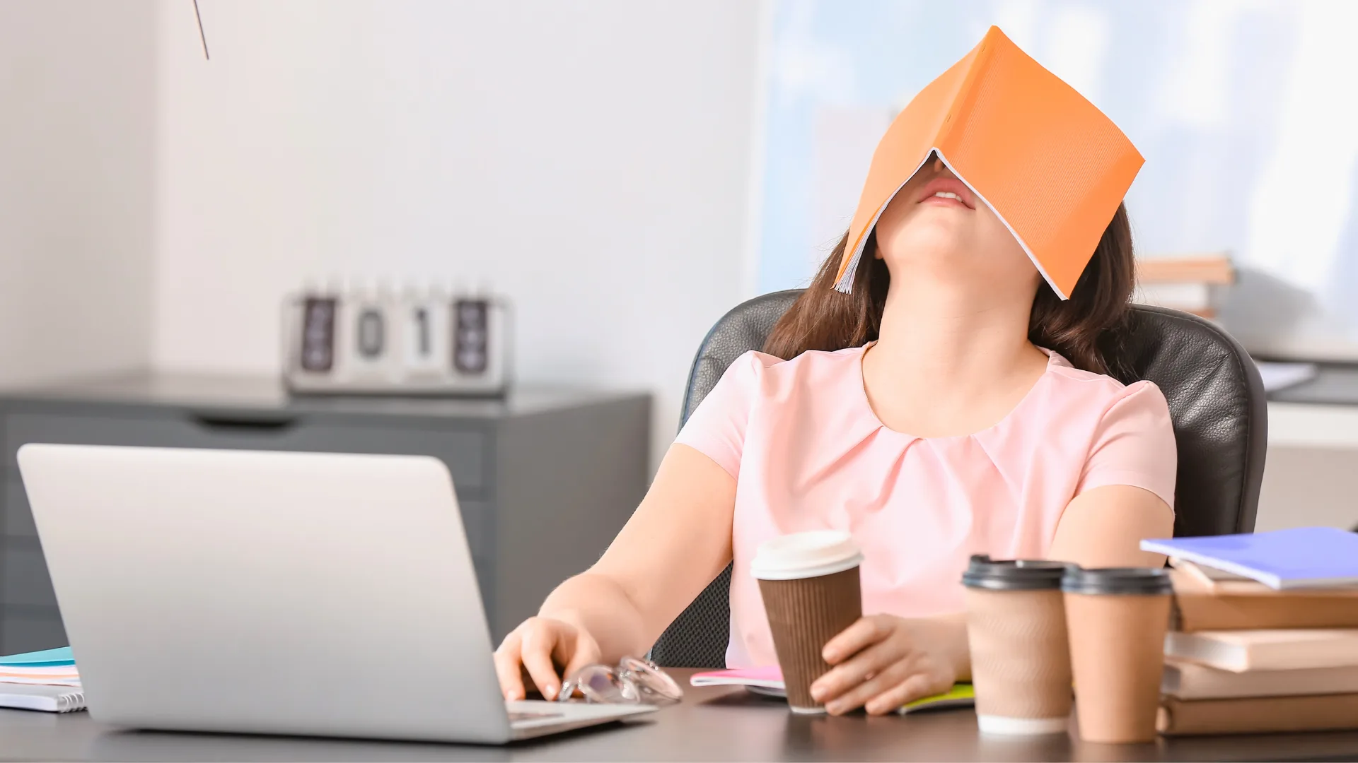 Sono no expediente? Conheça 7 receitas simples e rápidas para turbinar sua energia no home office 1 mulher-com-sono-trabalhando-home-office-apos-almoco-arquivo.jpg