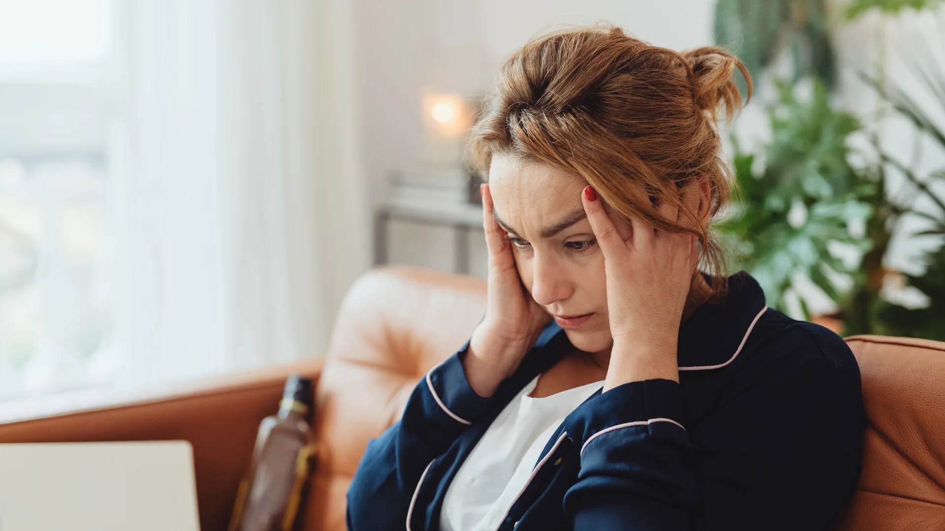 mulher-pijama-cansada-dificuldade-foco-home-office.jpg Mulher com Roupa de pijama com expressão de cansaço, sentindo os efeitos negativos do modo descanso na produtividade do home office