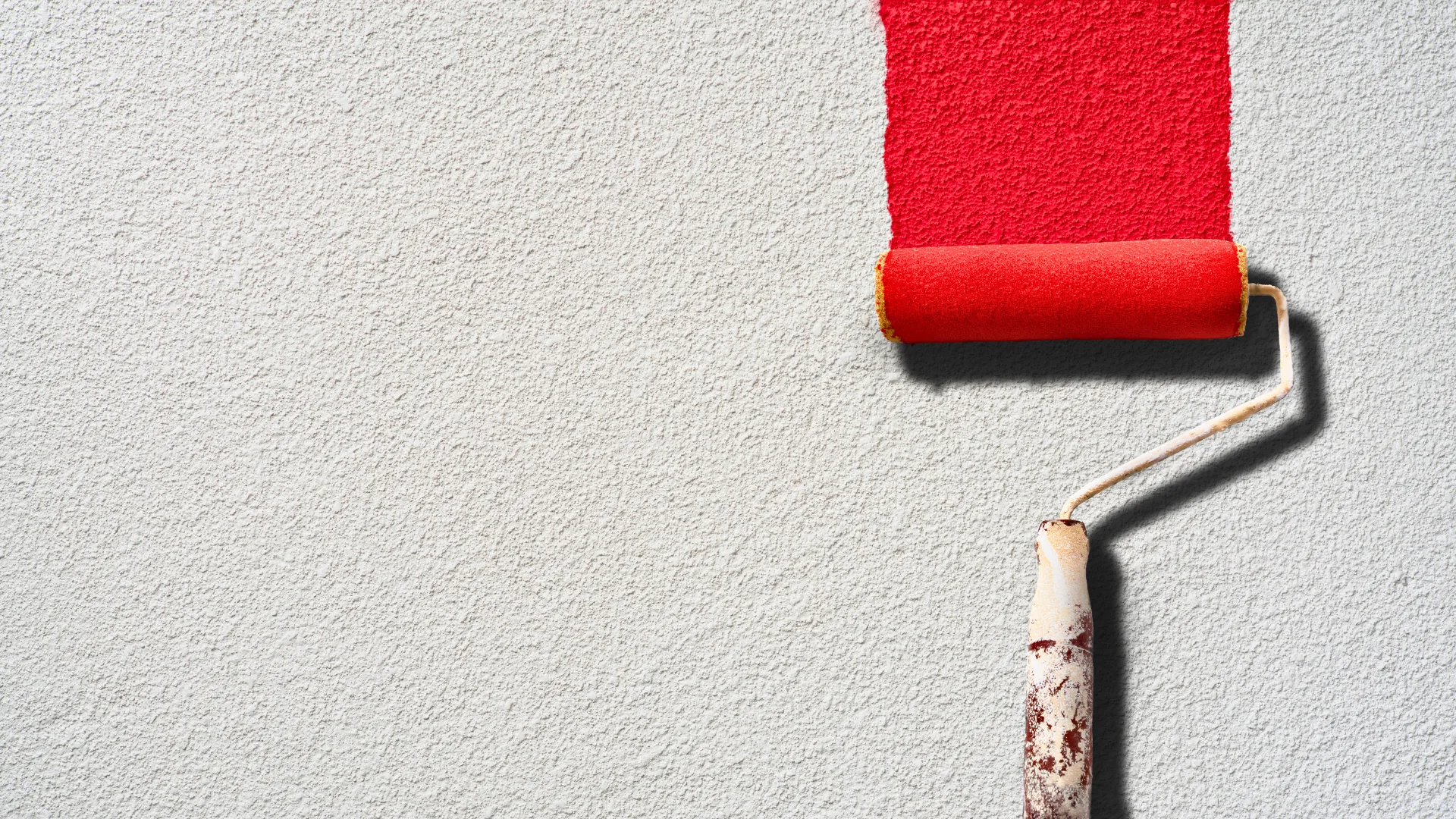 A cor do seu home office pode estar te sabotando sem que você perceba 2 Tinta de parede vermelha em home office, cor intensa que pode prejudicar a produtividade e o bem-estar durante o trabalho remoto.