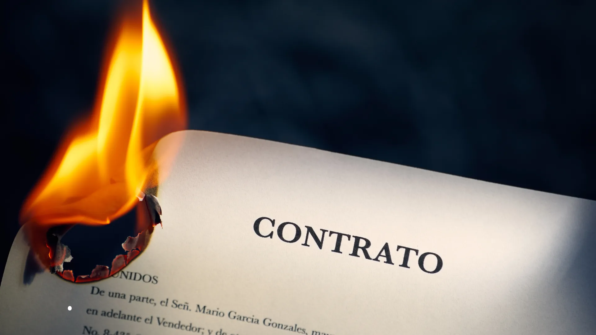 A cláusula invisível do home office que pode arruinar seus direitos 2 Documento com a palavra 'CONTRATO' em destaque sendo queimado por chamas, simbolizando a quebra ou destruição de um acordo.