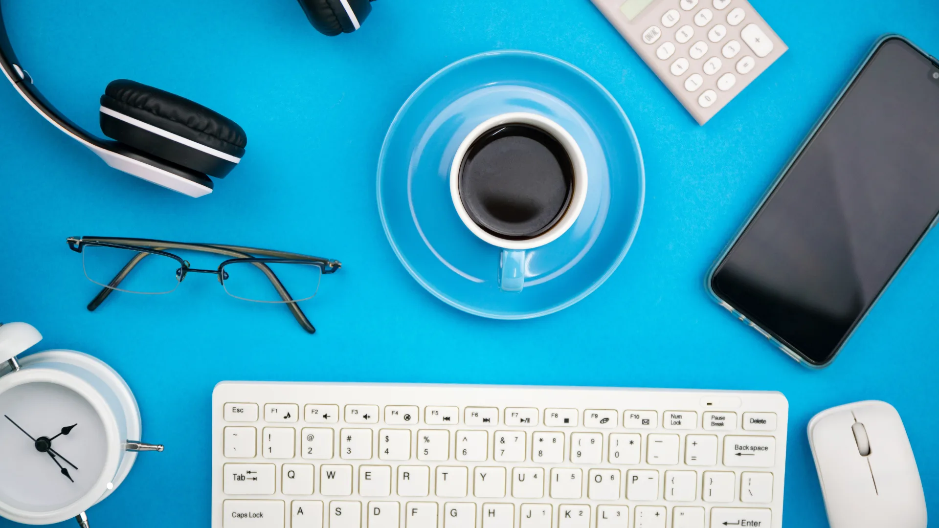 Gadgets para produtividade: 5 aliados que realmente fazem diferença no seu home office 1 home office, usando gadgets tecnológicos e modernos que aumentam a produtividade e melhoram o conforto no trabalho remoto