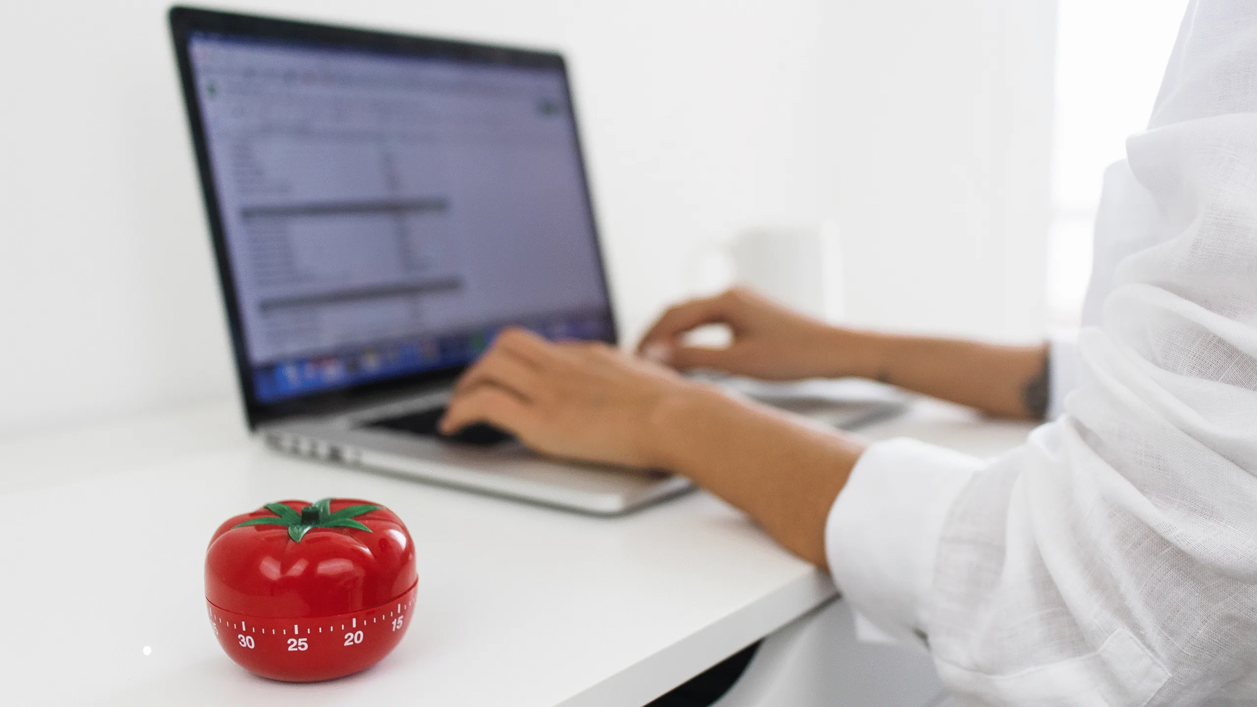 Gadgets para produtividade: 5 aliados que realmente fazem diferença no seu home office 2 Timer digital em cima da mesa de trabalho, marcando 25 minutos, simbolizando o uso da Técnica Pomodoro para produtividade.