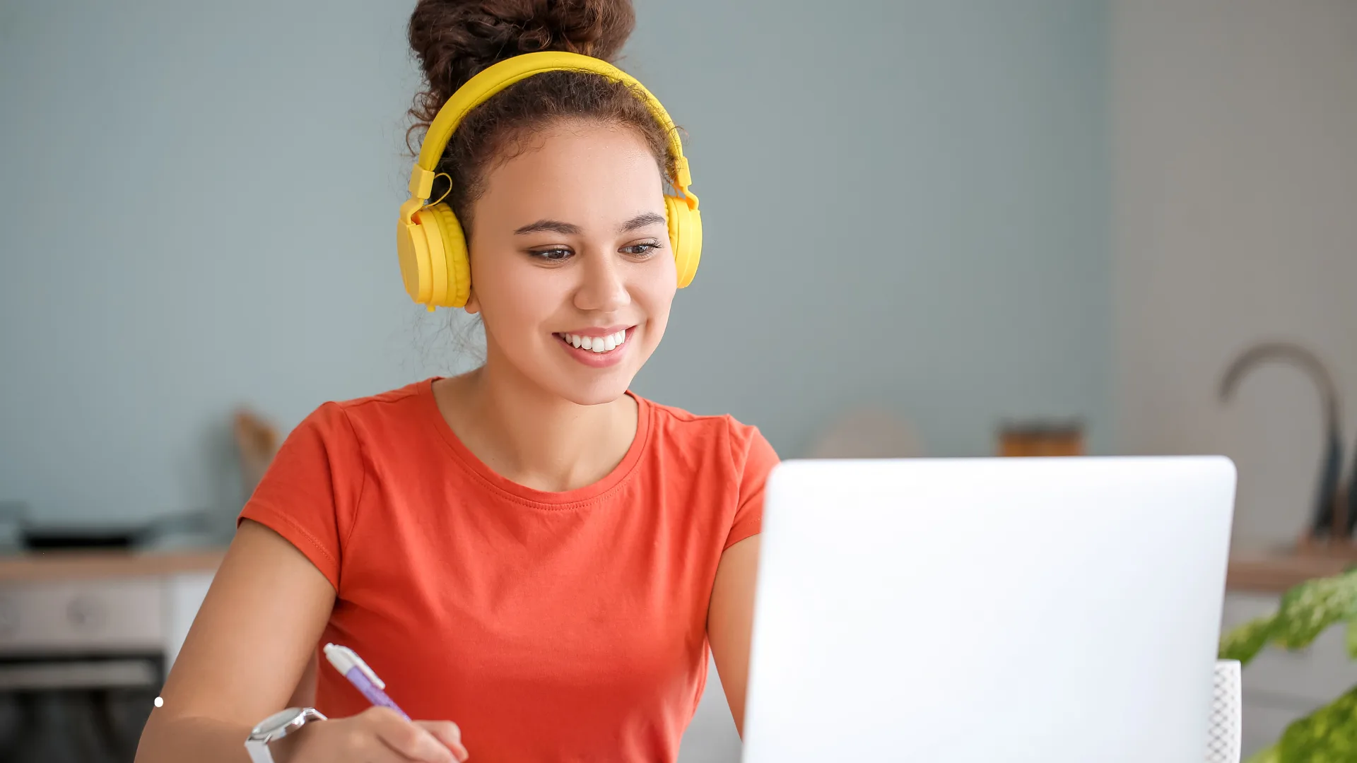 Gadgets para produtividade: 5 aliados que realmente fazem diferença no seu home office 4 Pessoa usando fone over-ear no home office, em paz mesmo com barulhos ao redor.
