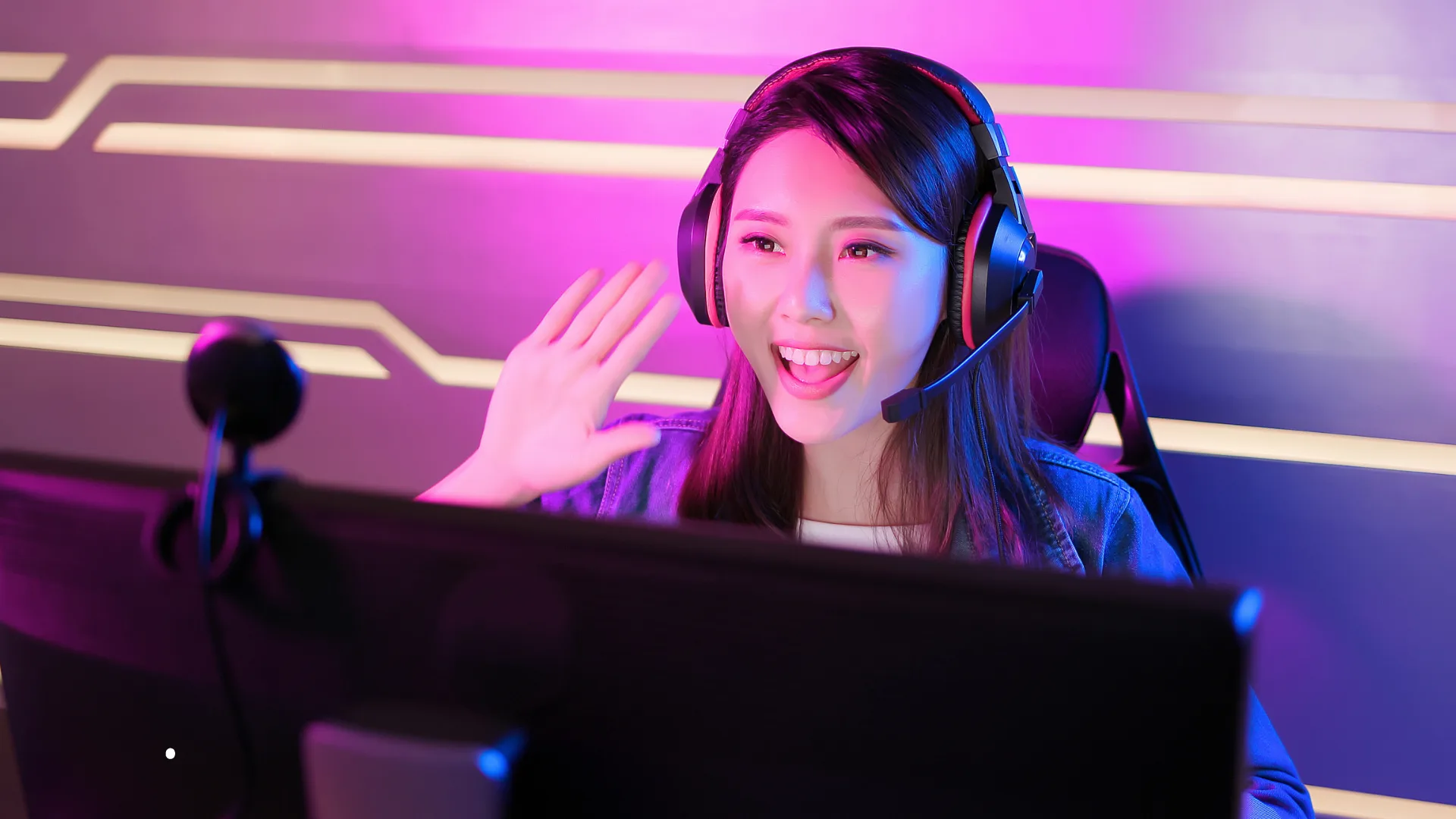 Streamer trabalhando em casa, home office fazendo lives, kits