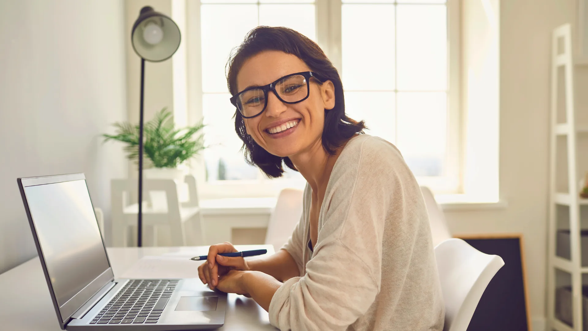 Como trabalhar no exterior e ganhar em dólares sem precisar falar outro idioma 2 Mulher pesquisando oportunidades de trabalho home office no exterior para ganhar em dólar sem saber outro idioma